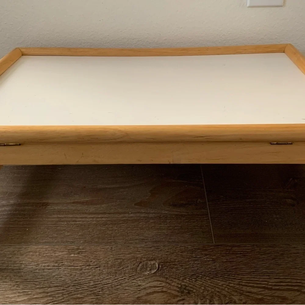 Foldable serving tray